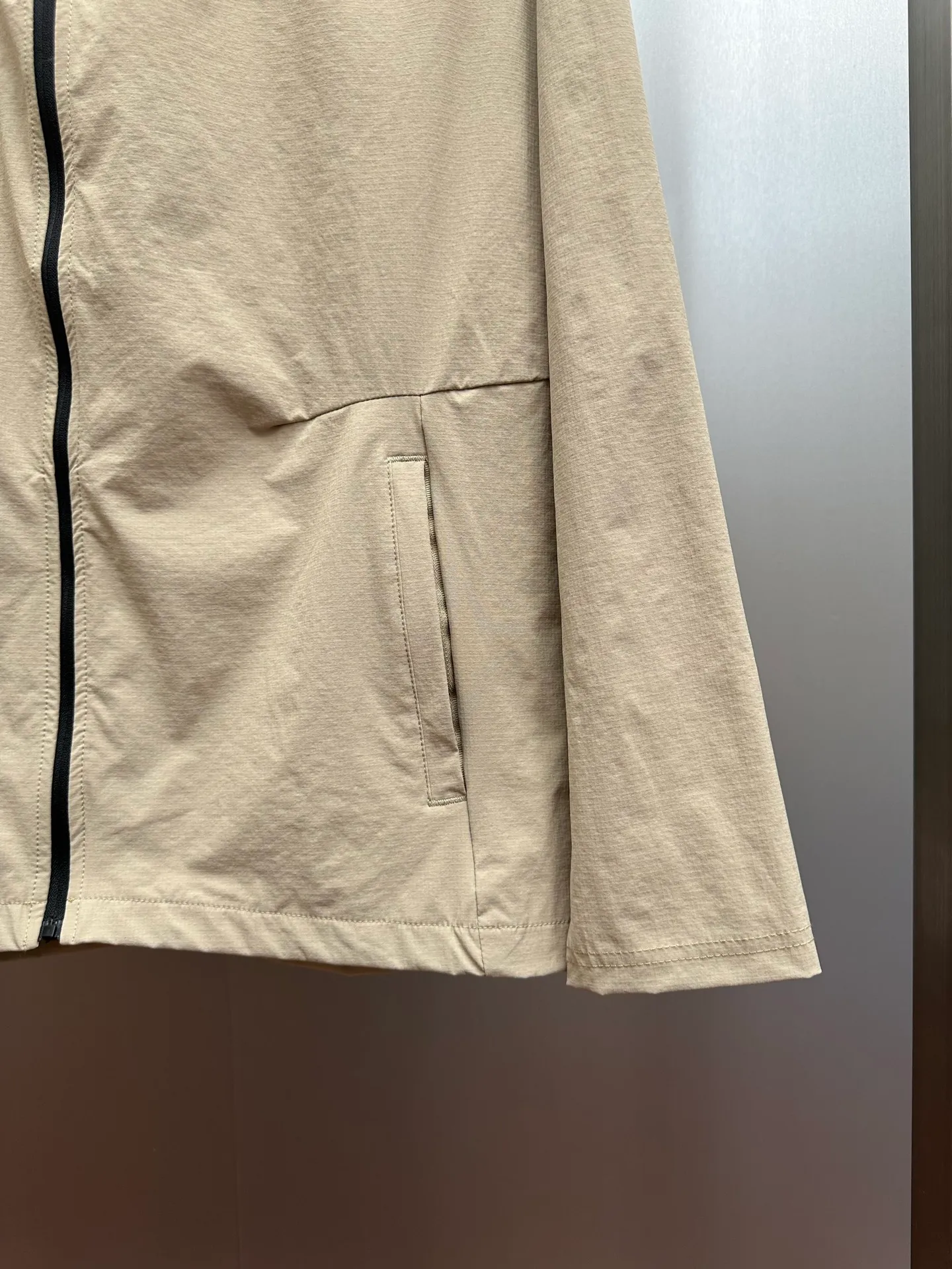 ON/Angpao All-Day Joggers Waterproof Sports Multi-Function Suit Made of textured tear-resistant fabric, quick-drying and sweat-wicking, not afraid of light rain, light and breathable, with zero restriction on the upper body. The fabric is tear-resistant, the upper body is neat and not bulky, and it provides both sun protection and wind protection. The jacket's lightweight material is breathable and waterproof, effectively preventing sweat accumulation and rain damage, keeping you dry and comfortable in all weather conditions. The unique spiral cutting structure provides flexible space for movement, no matter which direction and no matter the rhythm, it can move with you. The pockets on both sides are equipped with zippers to safely store car keys and energy gels. There is an inner pocket in a zippered pocket for storing small items to avoid violent shaking and provide extra protection. Featuring an elastic waistband, crotch gusset and pre-shaped knee construction, the pants move with you in any direction and at any pace. In addition, the zippers on the trouser legs can be pulled down to the knees for easy putting on and taking off. Equipped with two zippered hand pockets to keep your equipment safe and organized, no extra storage space is needed, so you can travel light. Whether it's jogging in the morning, cycling at night, or daily city travel, this jacket can be your thoughtful sports companion to help you stay in shape. Colors: Gray, Green, Khaki, Black Sizes: L, XL, XXL, XXXL